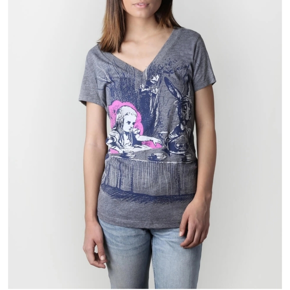 Like New! Alice in Wonderland Tee-Shirt size M - Picture 7 of 9